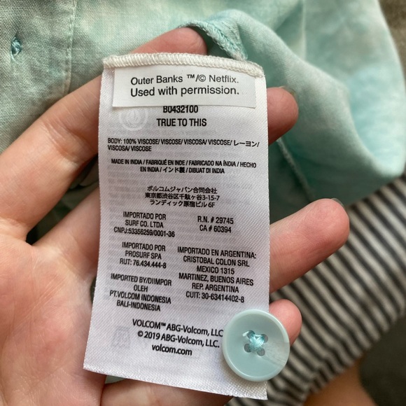 NWT - Volcom Women's Outer Banks X Netflix OBX Sarah Short Sleeve Woven Shirt - Picture 7 of 13